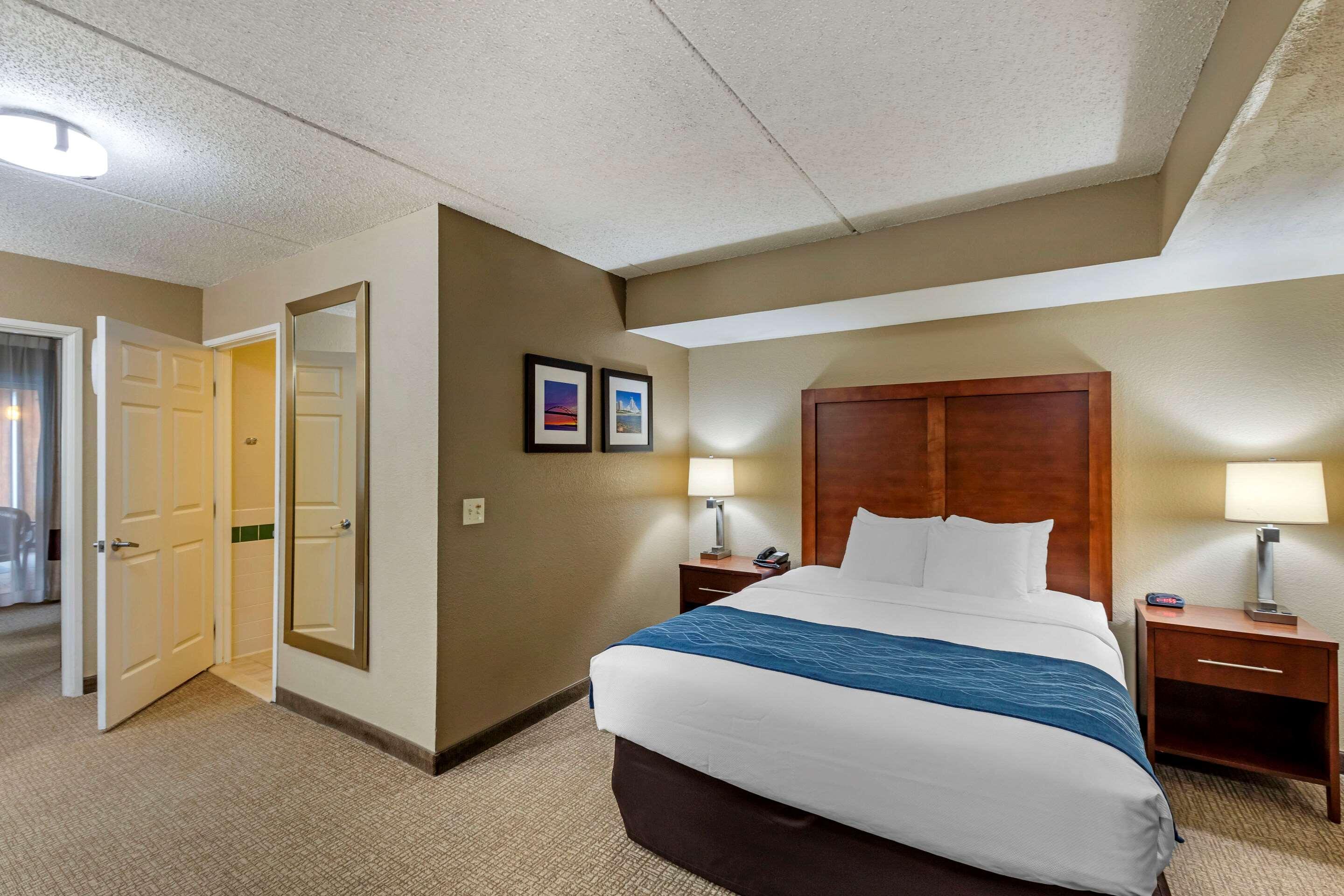 Comfort Inn & Suites Jackson - West Bend Exterior photo